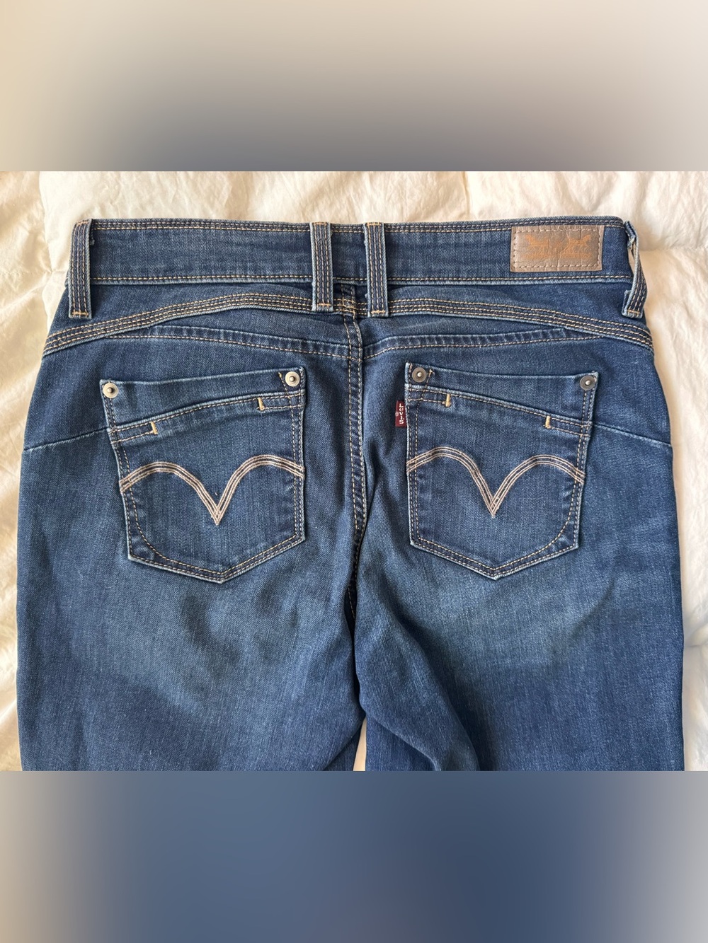 Levi's Women's Dark Blue Skinny Leg Jeans with Signature Back Pocket (W28 L32)